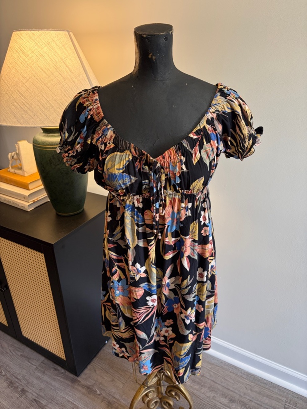Angie Babydoll Resortwear Black Tropical Print Shift Dress Size Large RUNS SMALL